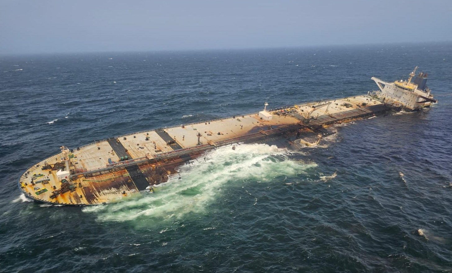 Caroline Bezengi (IMO 9224439) aground at Al-Qibliyyah, Hallaniyat.