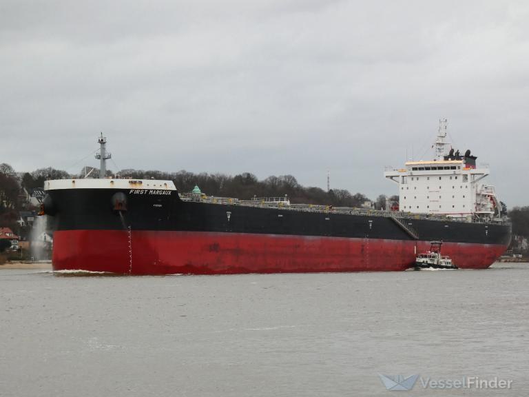 Profile. FIRST MARGAUX on the bow, tug at the stern.